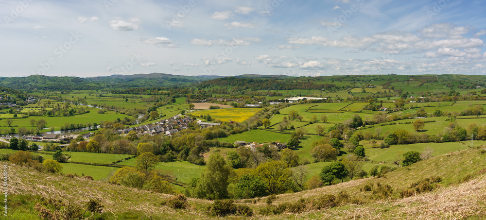 Φωτογραφία Panoramic landscape view of farms and hills in the Dee Valley above the town of