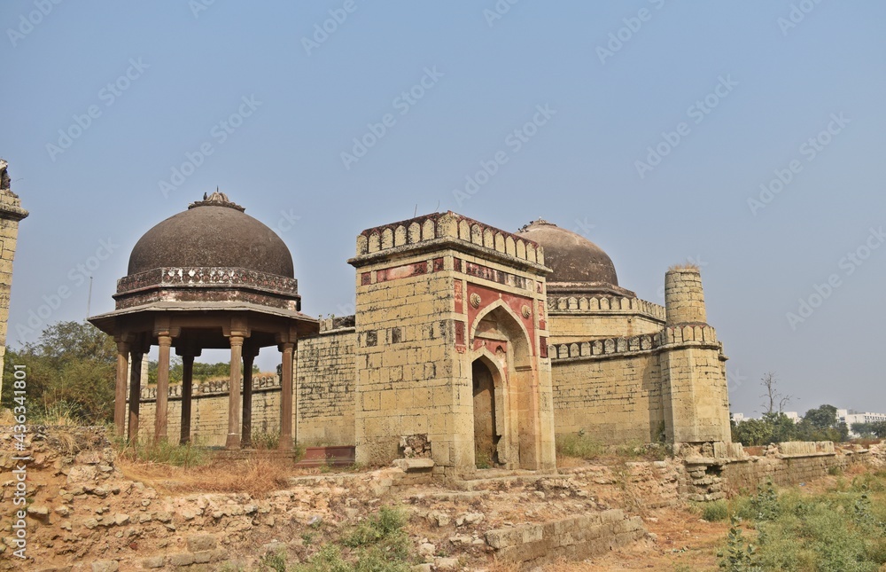Obraz premium Group of old Tombs and Mosques in jhajjar district, haryana, india