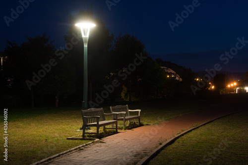 夜の公園のベンチ 