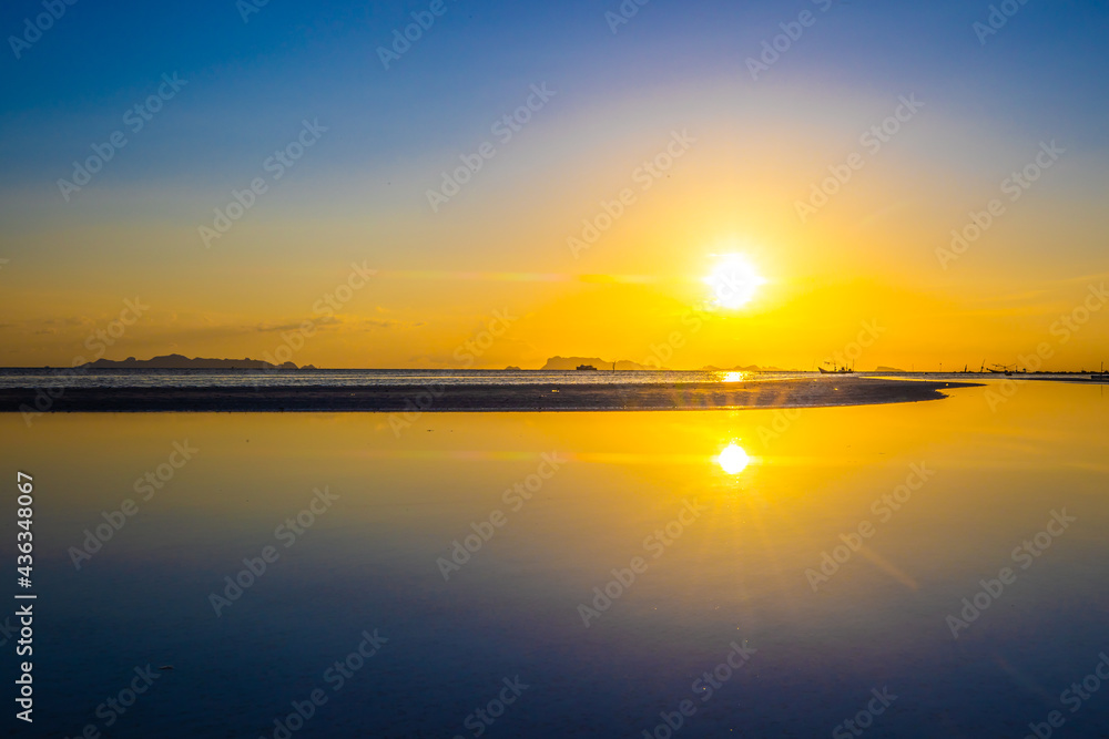 Obraz premium sunset over the sea