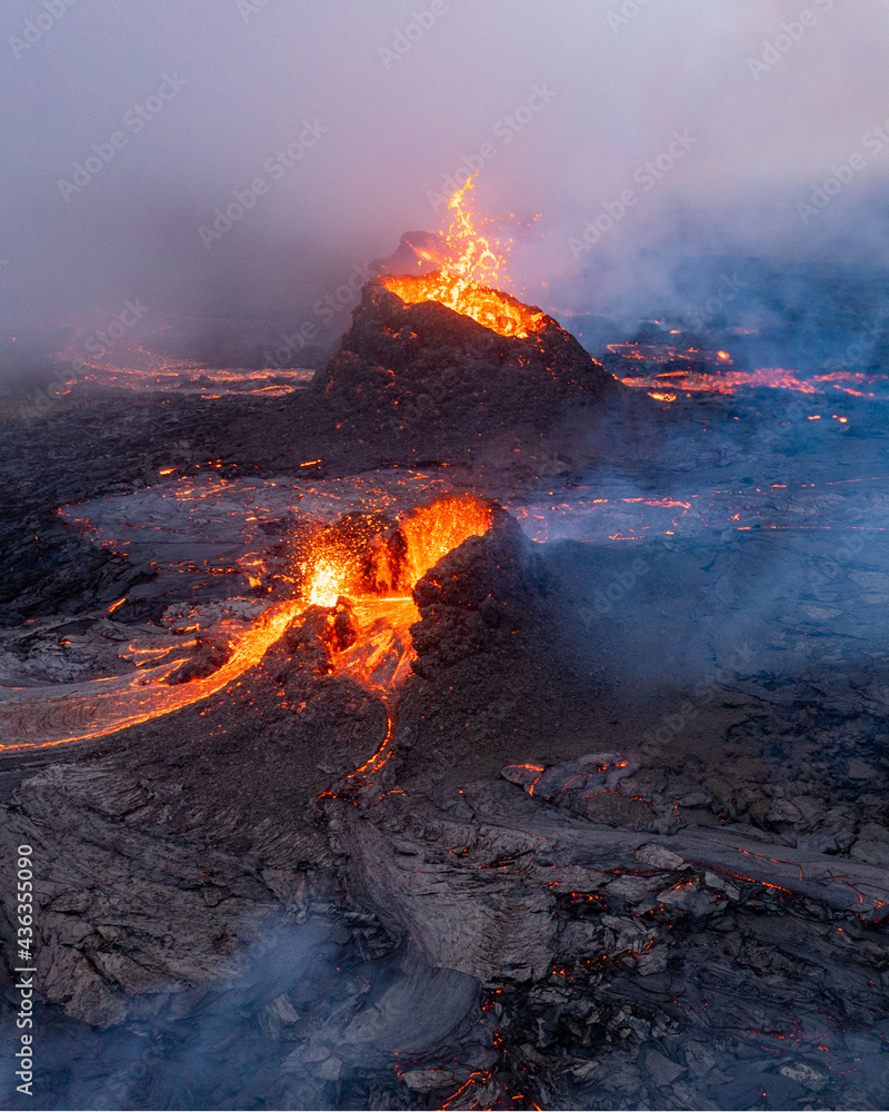 Crater spewing lava at Geldingadalur volcanic eruption in Iceland 2021 - obrazy, fototapety, plakaty 