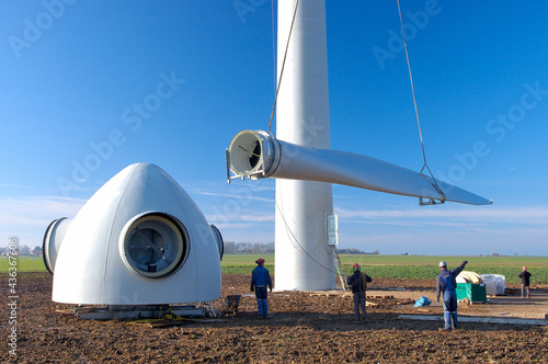 1er parc éolien en Haute Normandie. Montage de pales sur le rotor d'une éolienne photo