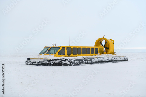 Foto Hovercraft in winter tundra