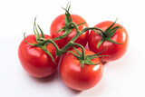 tomates frescos em fundo branco