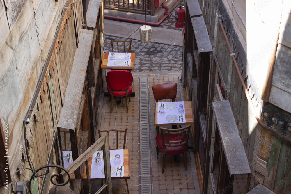 Obraz premium Outdoor restaurant with empty tables.