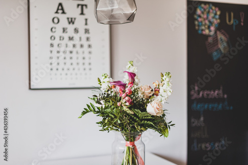 Obraz na płótnie Brides flower bouquet. Wedding flowers bridal bouquet closeup decoration. bouquet for mother's day or women's day. Interior design w salonie