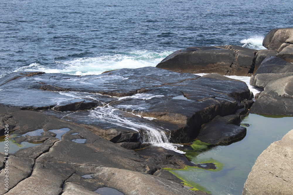 Naklejka premium waves rolling on rocky coastline