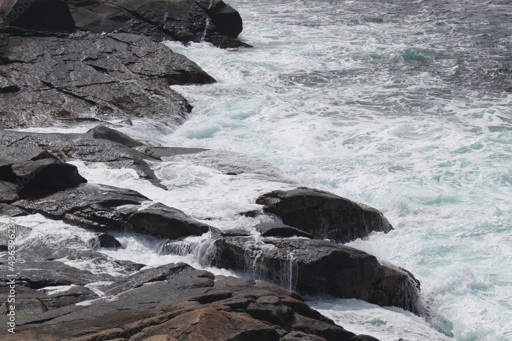 Naklejka premium waves rolling on rocky coastline