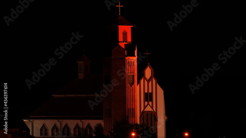 oświetlony kościół nocą, church illuminated at night