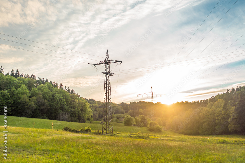 Strommasten in der Abendsonne