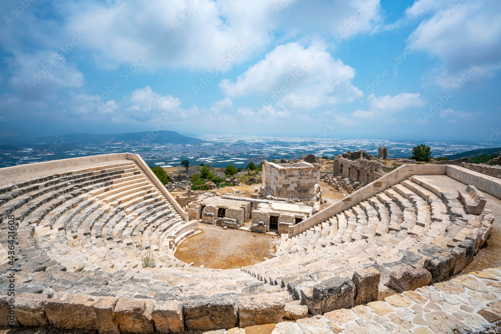 The remains of an Opramoas monument, aqueduct, a small theater, a temple of Asclepius, sarcophagi, and churches from Rhodiapolis, which was a city in ancient Lycia. Today it is located in Kumluca. 