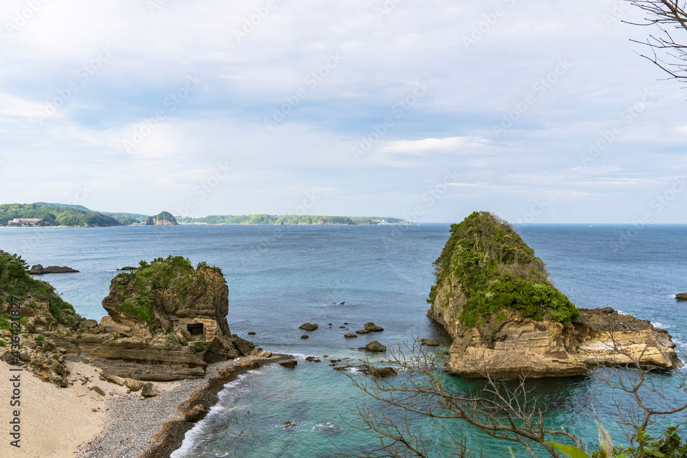 Fototapeta premium 龍宮窟から見える洞窟がある海岸／静岡県下田市【伊豆半島ユネスコ世界ジオパーク】