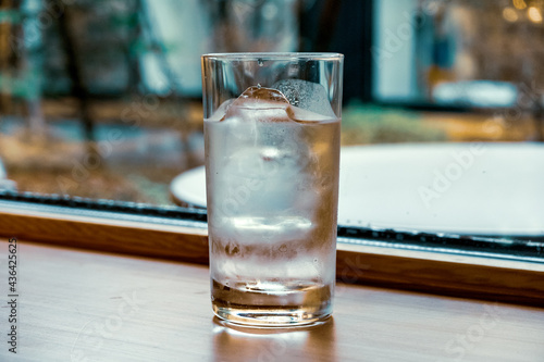 結露したグラスの水