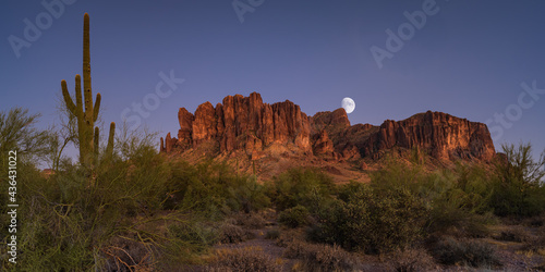 Slika na platnu Moonrise over the Superstition Mountains east of Phoenix, AZ