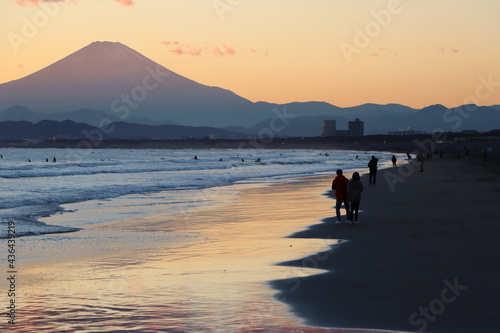 富士山と伊豆半島を鵠沼海岸から見る夕焼けの景色 