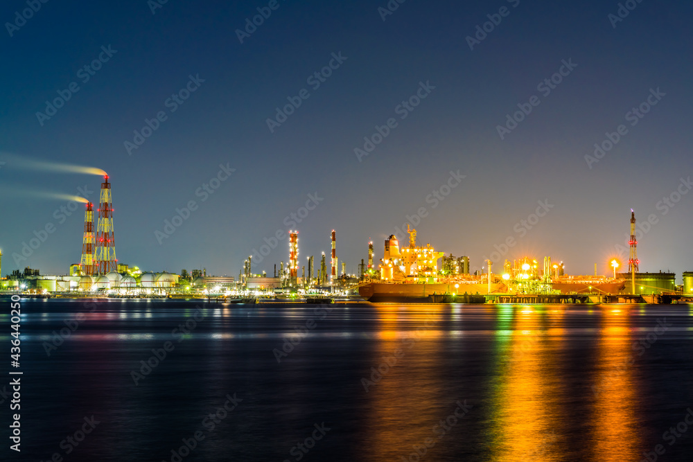堺泉北臨海工業地帯の夜景と停泊中の船.
高石市側から