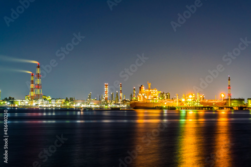堺泉北臨海工業地帯の夜景と停泊中の船. 高石市側から