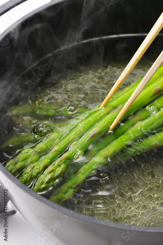 鍋で茹でているグリーンアスパラガス Asparagus boiled in a pot