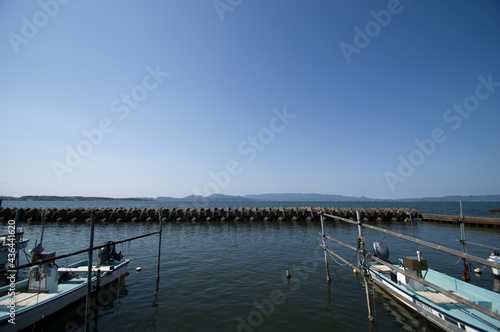 テトラポットに守られた小さな漁港 © fkotton
