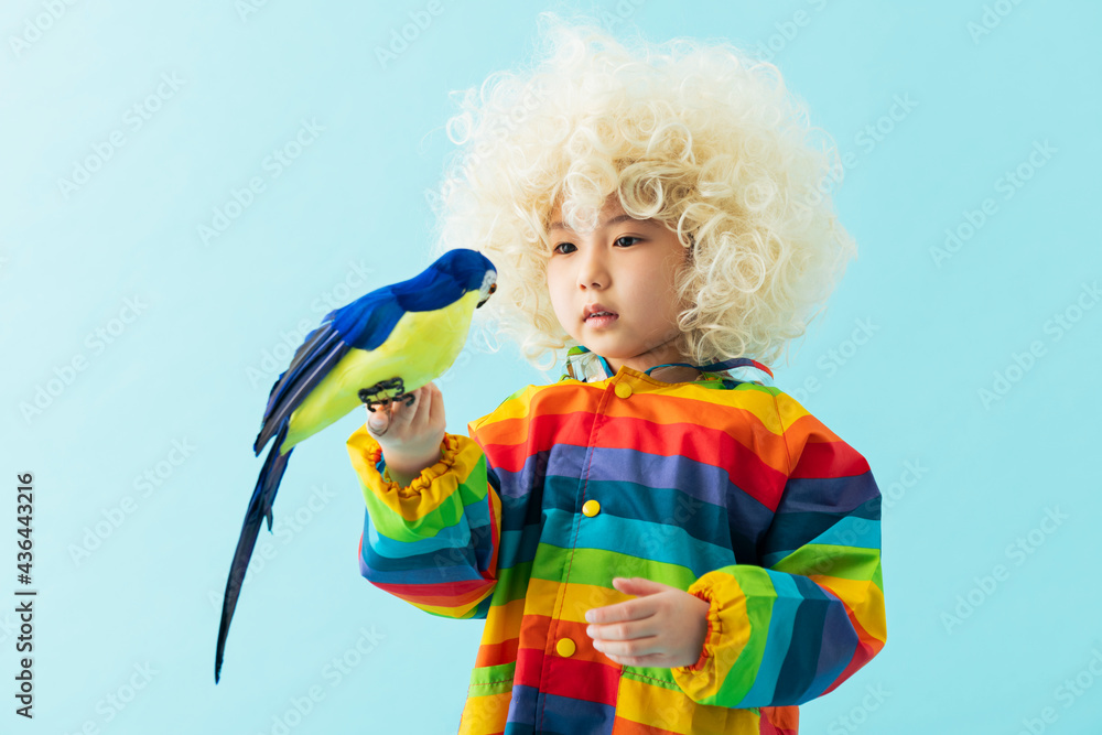 手に鳥を乗せた女の子のポートレート 手に鳥を乗せた女の子のポートレート