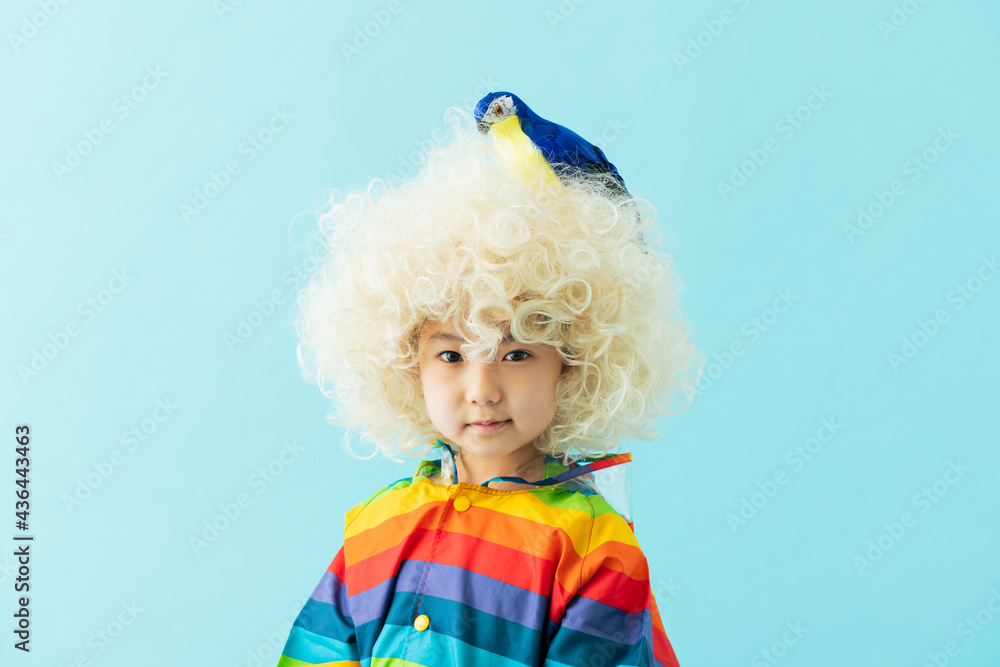 頭に鳥を乗せた女の子のポートレート 頭に鳥を乗せた女の子のポートレート