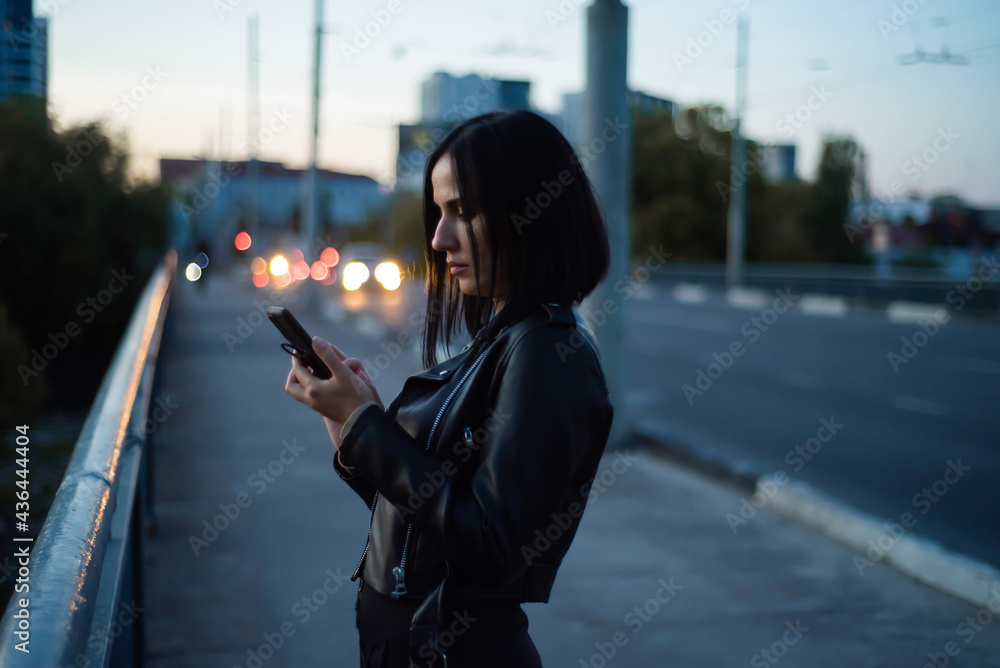 Obraz premium Beautiful woman evening portrait in the city