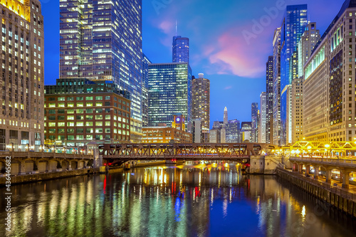 Fototapeta Naklejka Na Ścianę i Meble -  Downtown Chicago city skyline cityscape in United States
