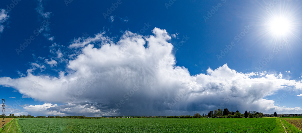 Eine dicke Regenwolke schiebt sich über das Land im Norden von Frankfurt am Main Eine dicke Regenwolke schiebt sich über das Land im Norden von Frankfurt am Main