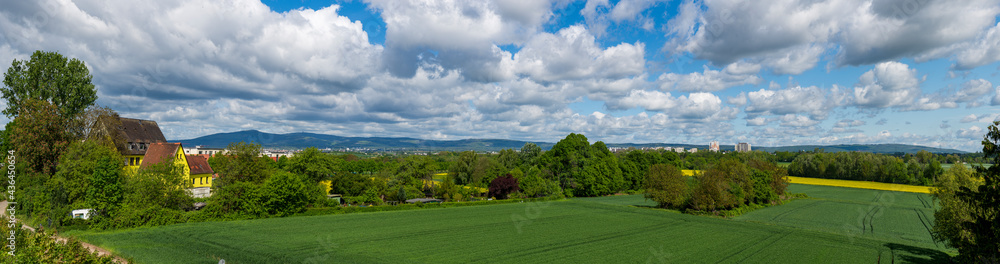 Blick über das Niddatal im Norden von Frankfurt am Main mit dem Mittelgebirge Taunus im Hintergrund, Hessen, Deutschland Blick über das Niddatal im Norden von Frankfurt am Main mit dem Mittelgebirge Taunus im Hintergrund, Hessen, Deutschland