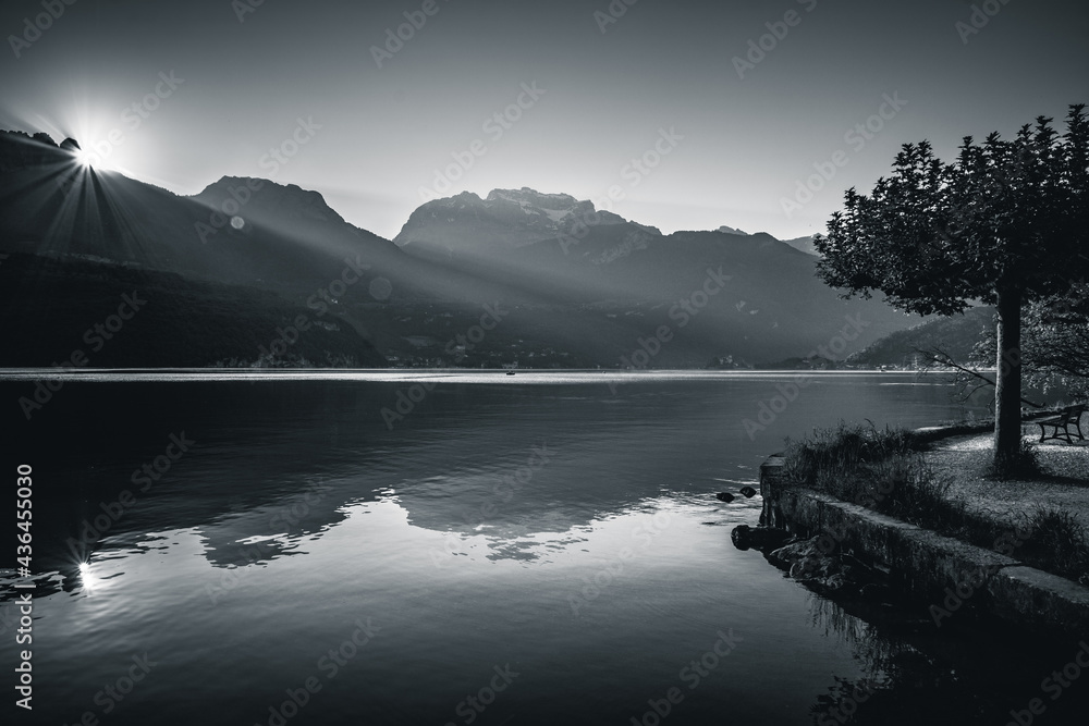 Lever de soleil sur le lac d'Annecy