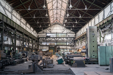 Tableau sur plexiglas Vieux bâtiments abandonnés Old abandoned factory with equipment  © Jiri