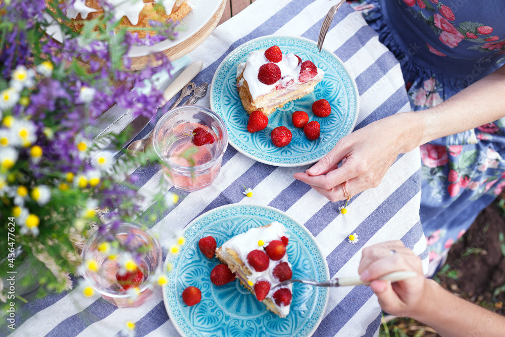 Fototapeta premium girls eating cake in the garden