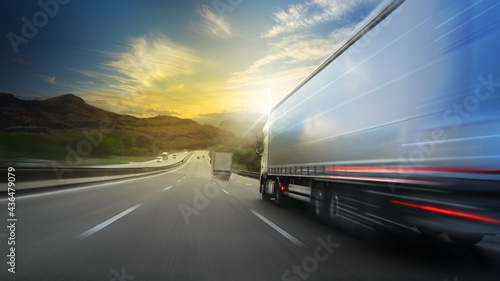 LKW Truck Lastwagen einer Spedition fährt auf der Autobahn Straße bei Sonnenuntergang. Schneller Transport, Lieferung und Logistik. photo