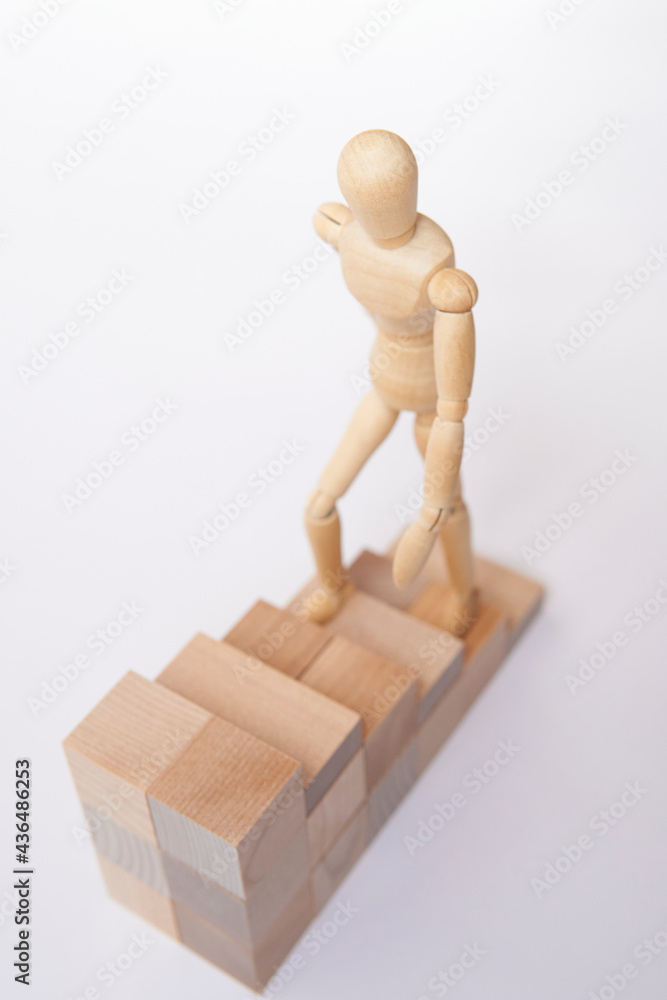 階段をのぼる人形 階段をのぼる人形