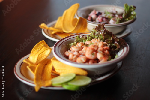 Ceviches con platano frito, camarones plato fuerte