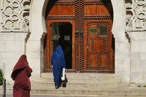 Deux femmes musulmanes entrant dans une mosquée photo