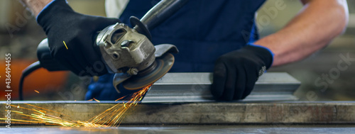 Foto Close-up of the disk grinding wheel. metalworker, hands,