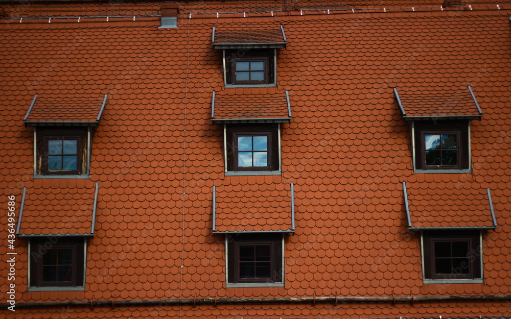 Stara dachówka ze starymi oknami