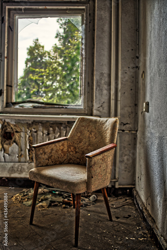 Alter Sessel am Fenster