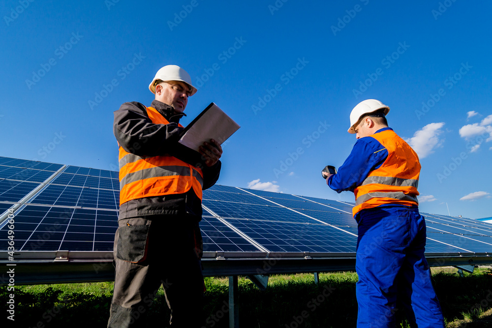 Inspector examination of photovoltaic modules using a thermal imaging camera Inspector examination of photovoltaic modules using a thermal imaging camera