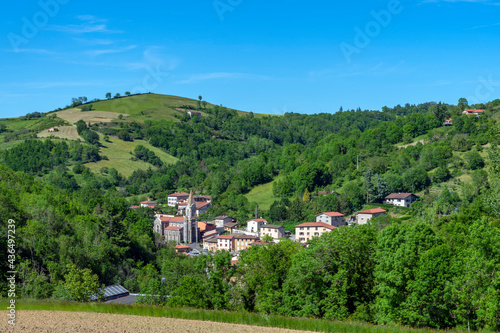 Village de Courzieu dans les Monts du Lyonnais au printemps dans le département du Rhône en France