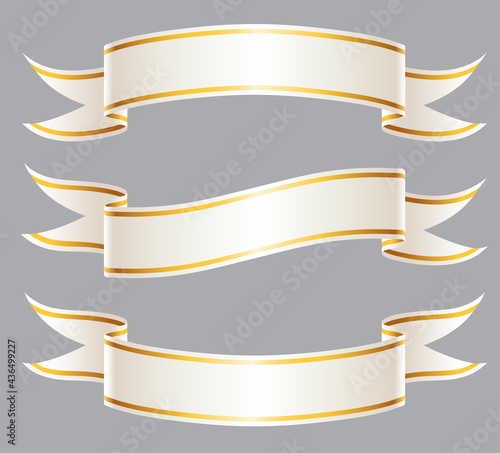 Drei weißgoldene Banderolen in verschiedenen Ausführungen