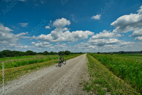 クロスバイクと青空 © Tsutomu