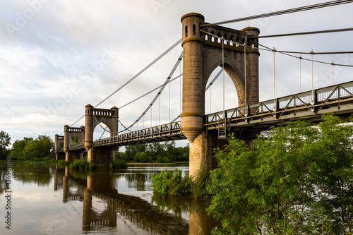 Le pont de Langeais en Indre et Loire en France qui passe sur la Loire avec un ciel nuageux