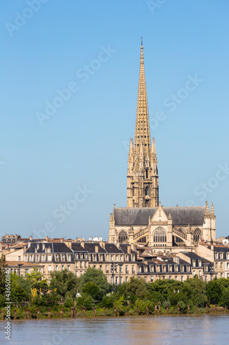 Flèche de la Basilique Saint-Michel à Bordeaux sous un ciel bleu près de la Garonne