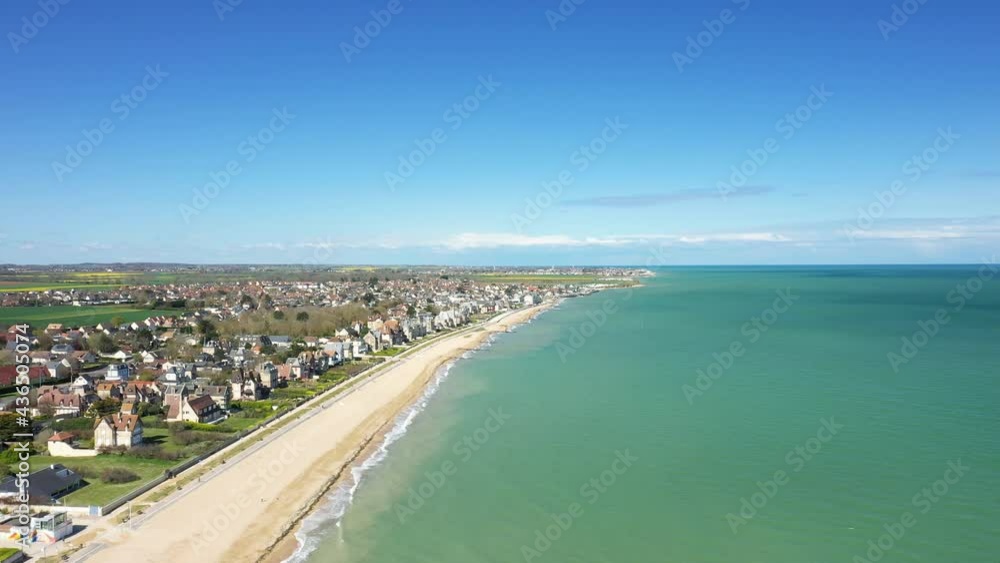 La plage du débarquement de Sword Beach à Hermanville-sur-Mer au bord de la mer de la Manche dans le Calvados, en Normandie, en France et en été. La plage du débarquement de Sword Beach à Hermanville-sur-Mer au bord de la mer de la Manche dans le Calvados, en Normandie, en France et en été.