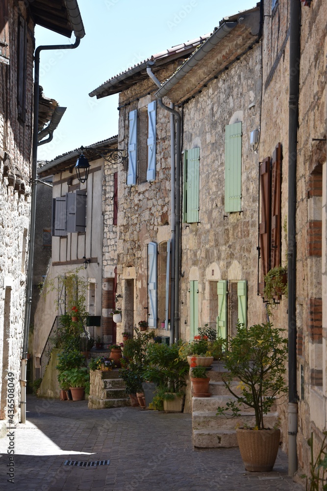 Une ruelle de Castelnau-de-Montmiral, dans le Tarn
