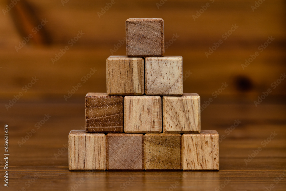 Holzpyramide Holzpyramide