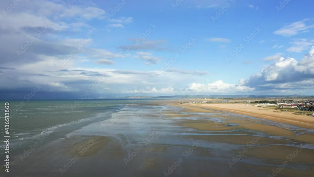 La plage du débarquement de Sword beach à Ouistreham au bord de la mer de la Manche dans le Calvados, en Normandie, en France et en été. La plage du débarquement de Sword beach à Ouistreham au bord de la mer de la Manche dans le Calvados, en Normandie, en France et en été.