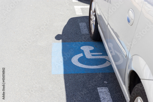 Voiture garée sur une place pour personne atteinte d'un handicap